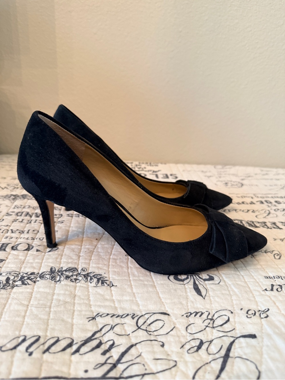 Ann Taylor Classic Black Suede Pointed-Toe Pumps with Bow Accent Size 8